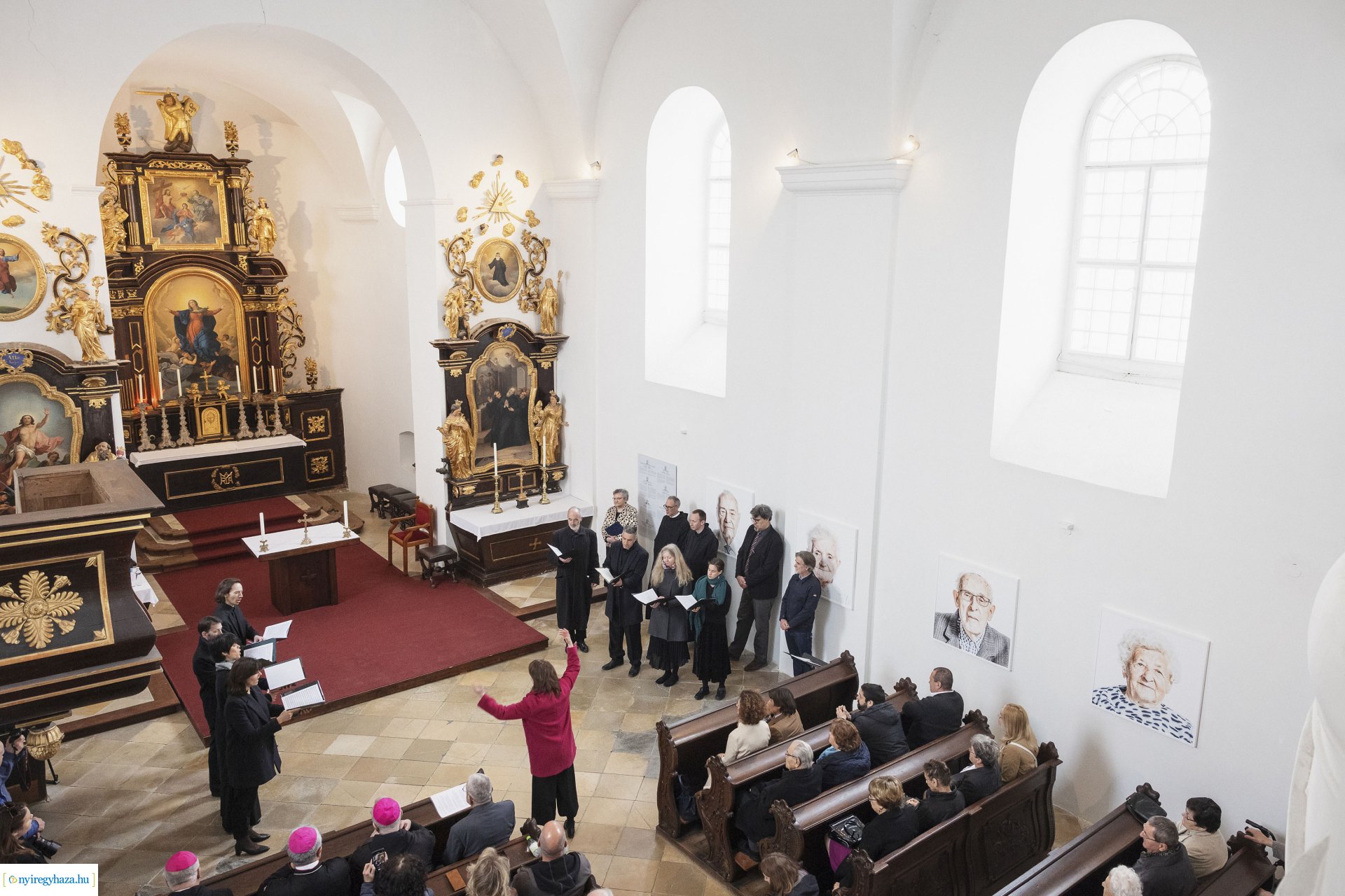 Balázs Attila fotóiból nyílt kiállítás a pannonhalmi bazilikában Fotók: Mohai Balázs, MTI