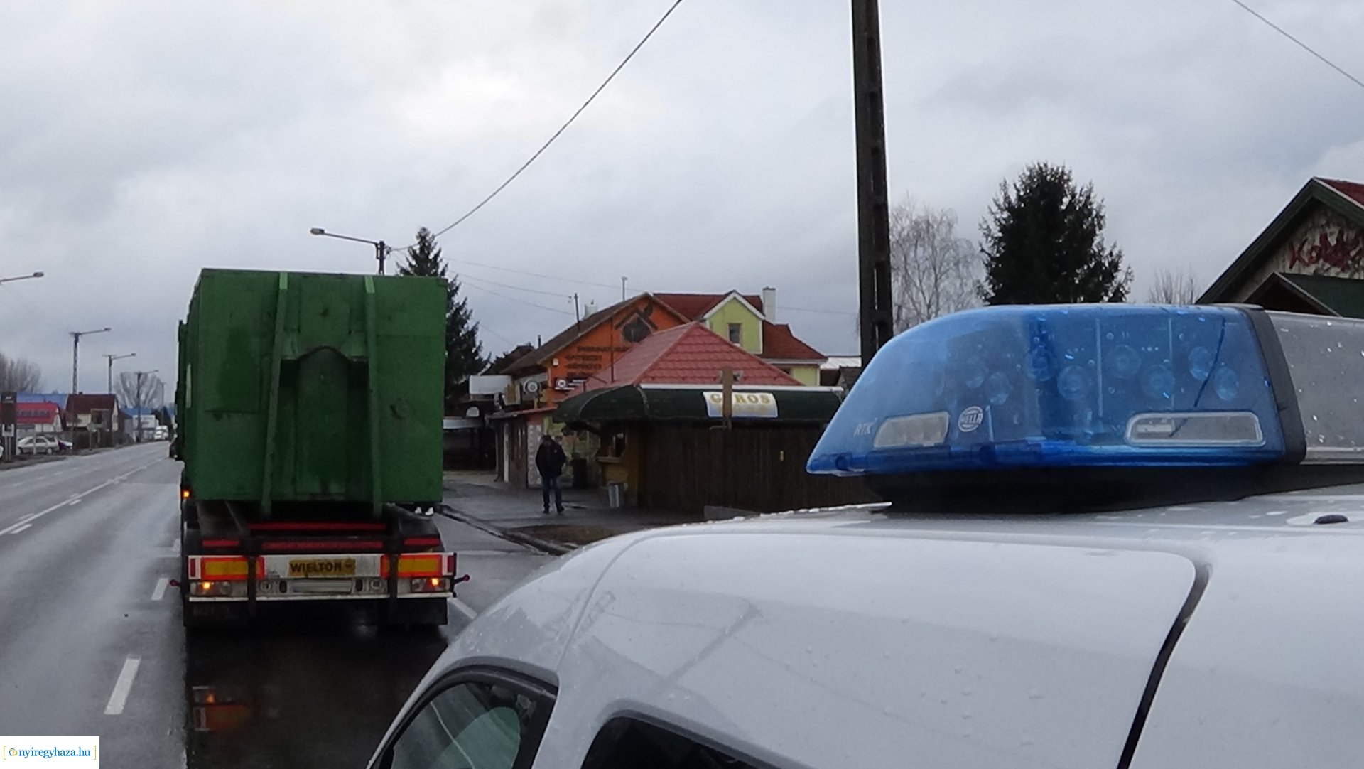 Baleset a Debreceni úton, jelentős a kár