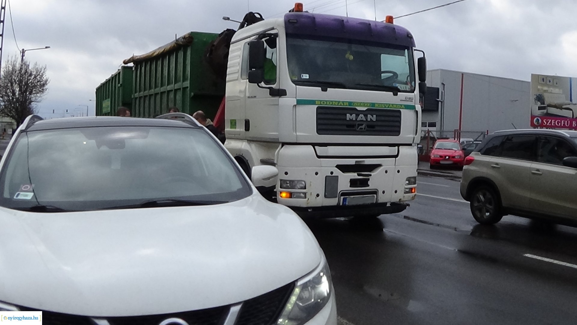 Baleset a Debreceni úton, jelentős a kár