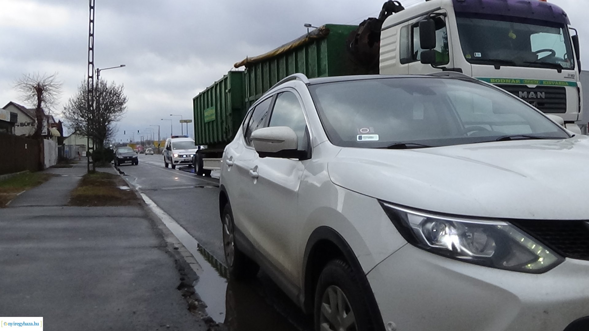 Baleset a Debreceni úton, jelentős a kár