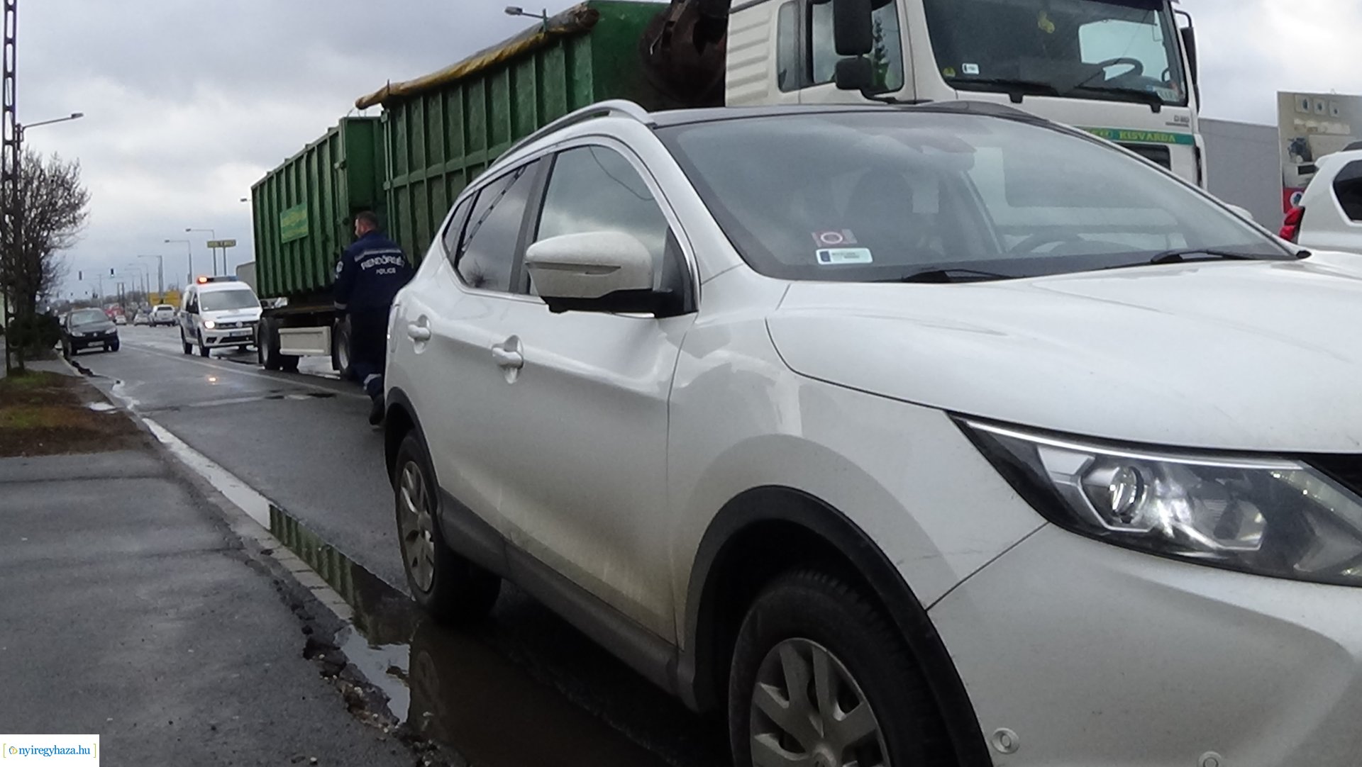 Baleset a Debreceni úton, jelentős a kár