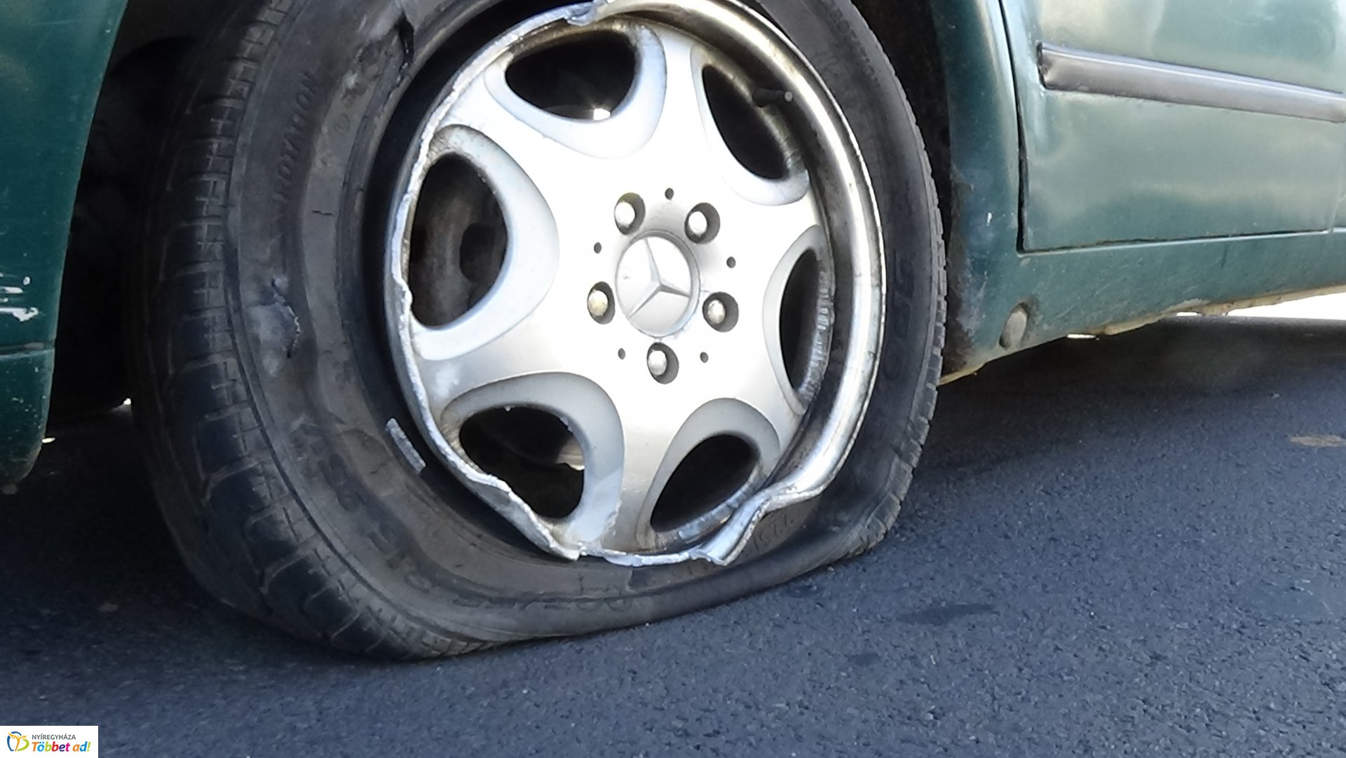 Baleset történt a 4-es számú főútvonal Debreceni úti felüljárójánál