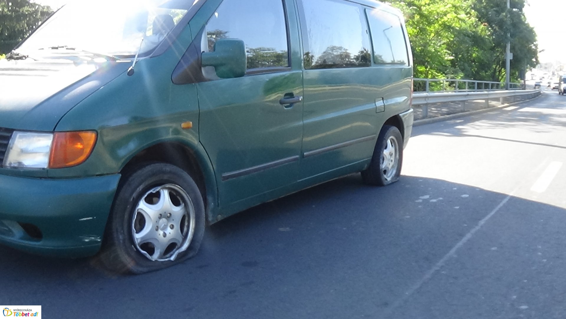 Baleset történt a 4-es számú főútvonal Debreceni úti felüljárójánál