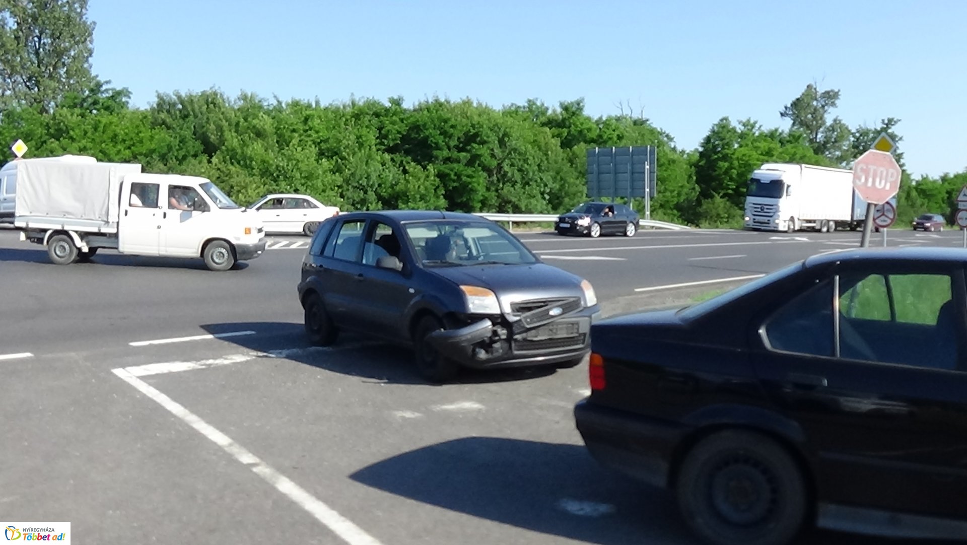 Baleset történt a 403-as elkerülő és a 4-es számú főút kereszteződésénél