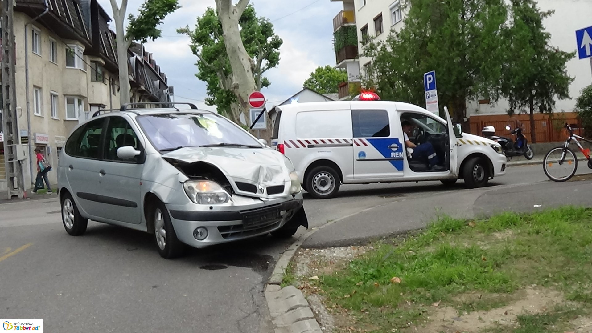 Baleset történt a Kiss Ernő és a Deák Ferenc utcai csomópontban