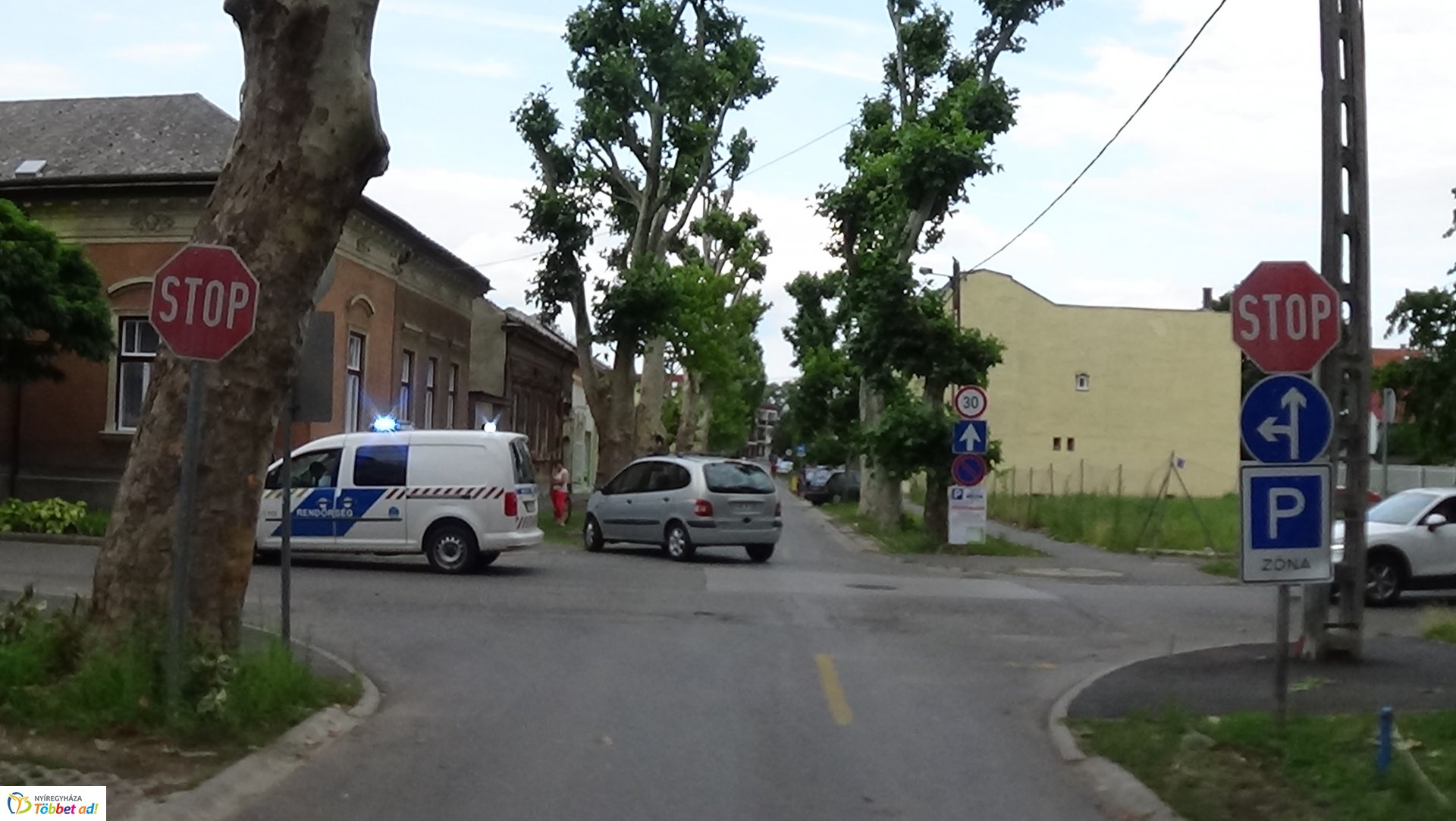 Baleset történt a Kiss Ernő és a Deák Ferenc utcai csomópontban