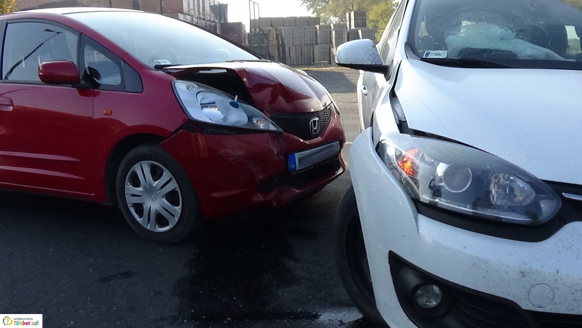 Baleset történt a Kosbor utcán