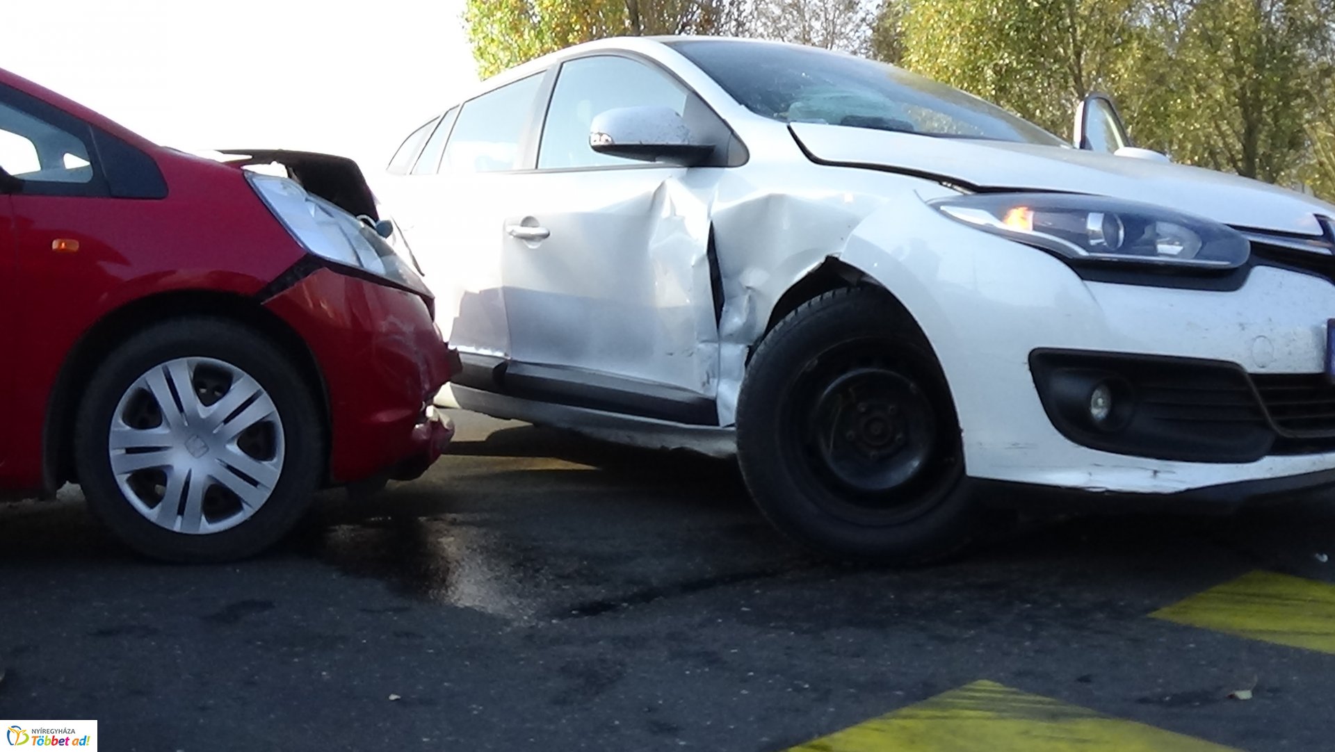 Baleset történt a Kosbor utcán