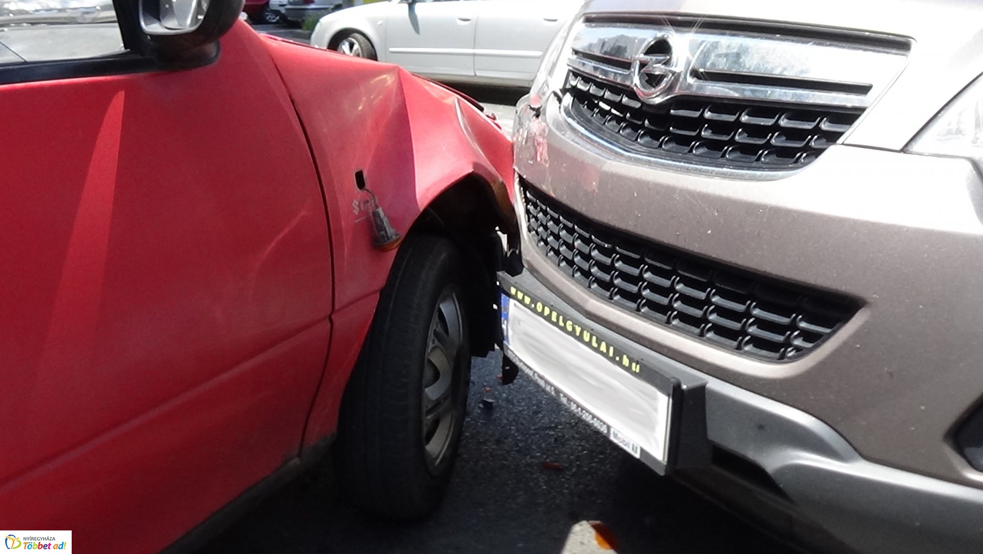 Baleset történt csütörtök délután a Kossuth és a Dob utca csomópontjánál