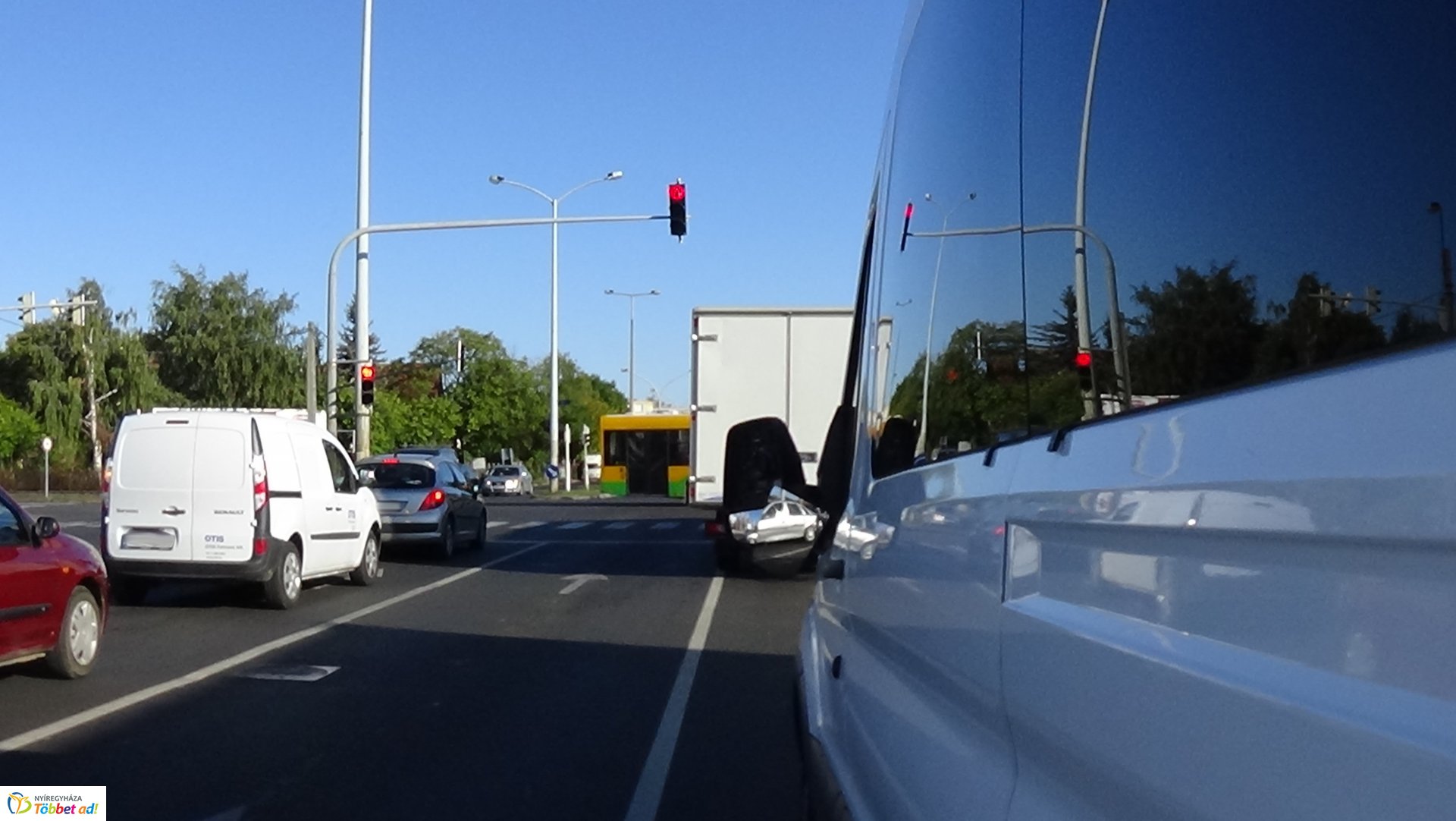 Baleset történt hétfő délelőtt a Mező utcán