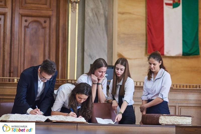 Ballagók Kapcsos Könyve 2019