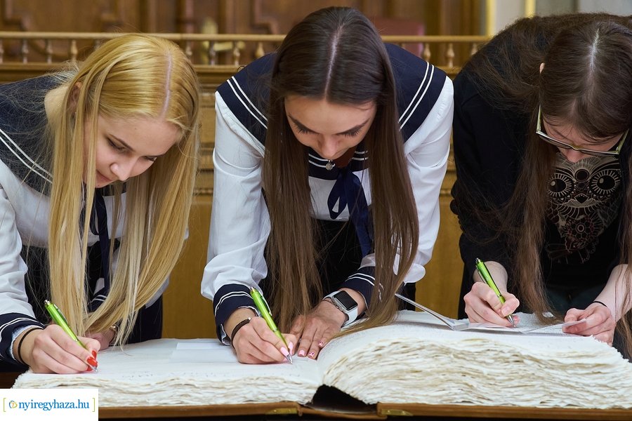 Ballagók Kapcsos Könyve 2022