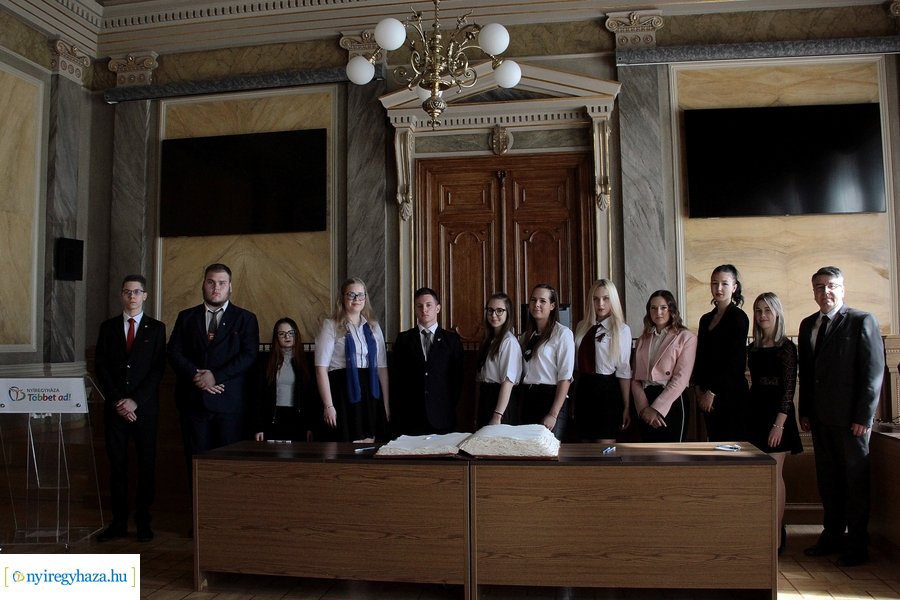 Ballagók Kapcsos Könyve 2023