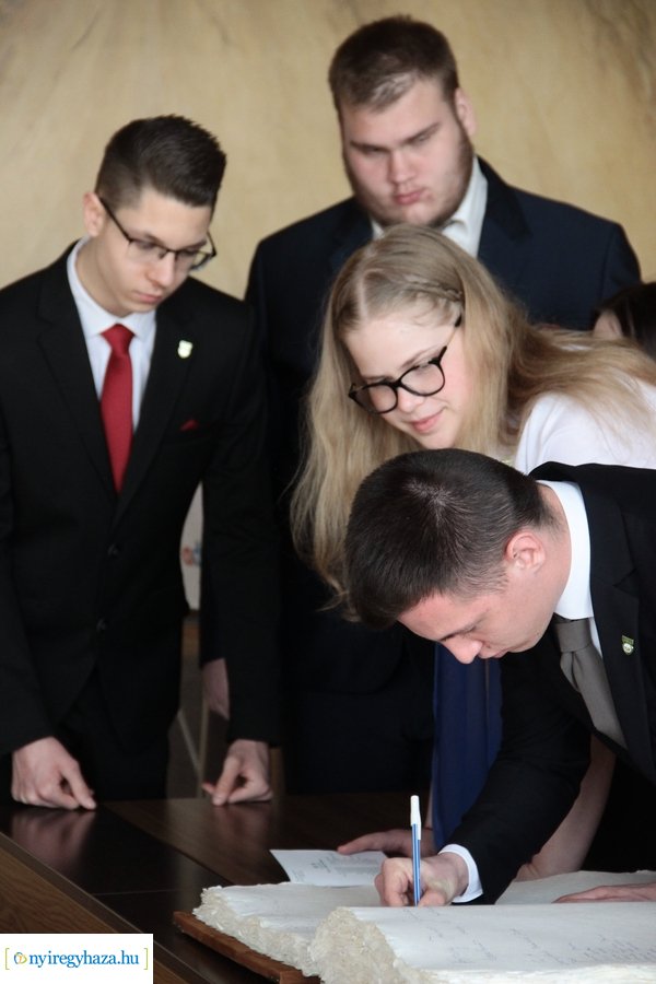 Ballagók Kapcsos Könyve 2023