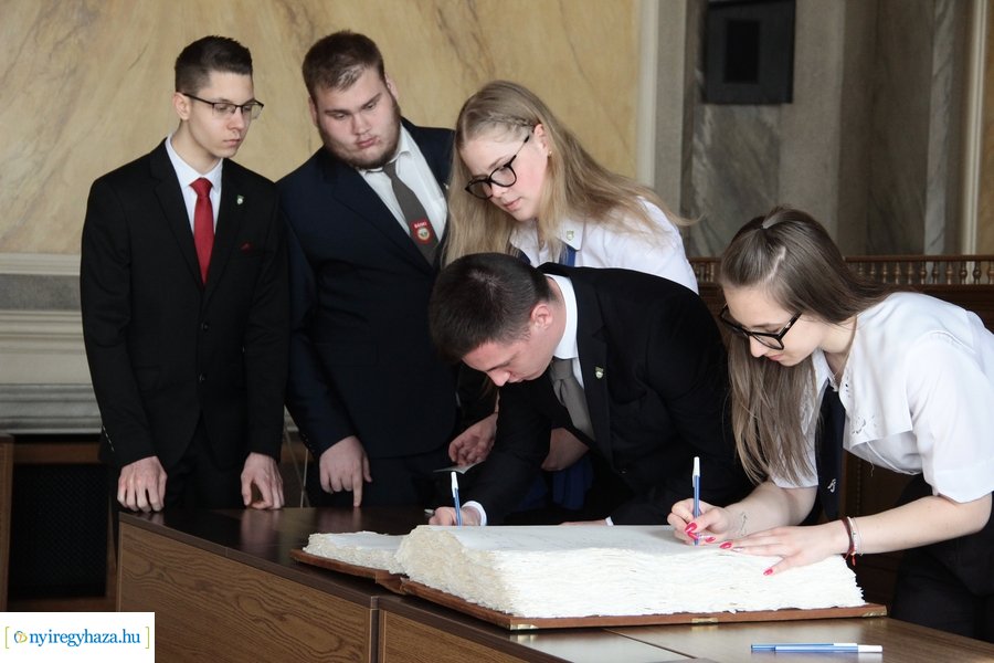 Ballagók Kapcsos Könyve 2023