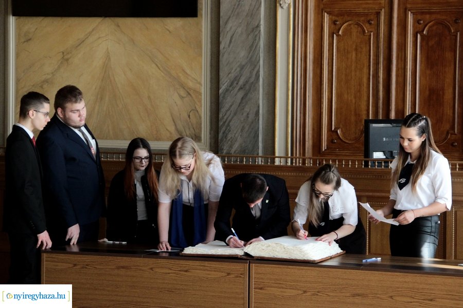 Ballagók Kapcsos Könyve 2023