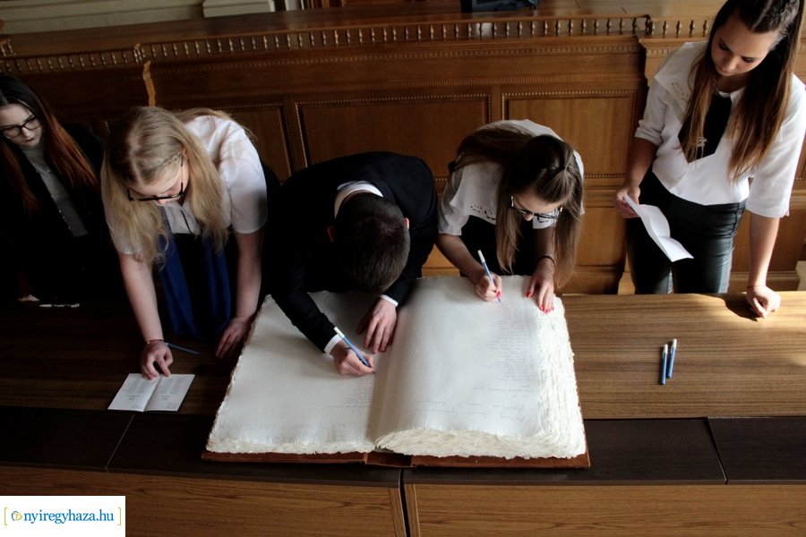 Ballagók Kapcsos Könyve 2023