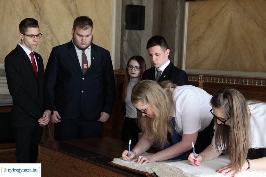 Ballagók Kapcsos Könyve 2023