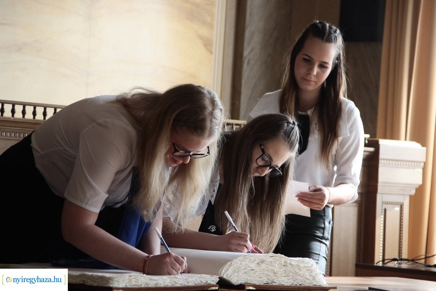 Ballagók Kapcsos Könyve 2023