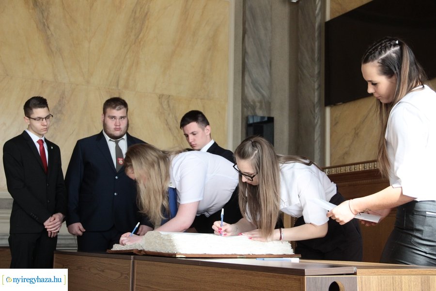 Ballagók Kapcsos Könyve 2023