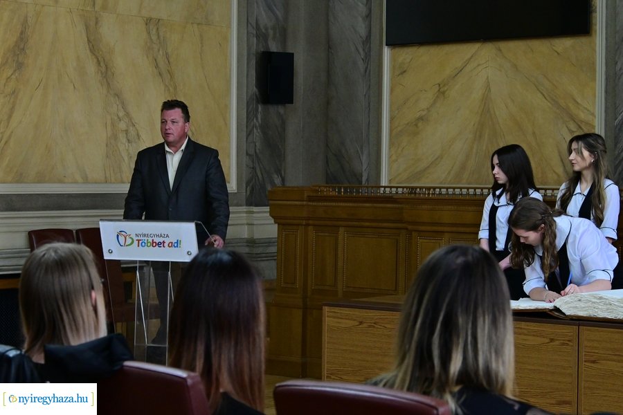 Ballagók Kapcsos Könyve 2024