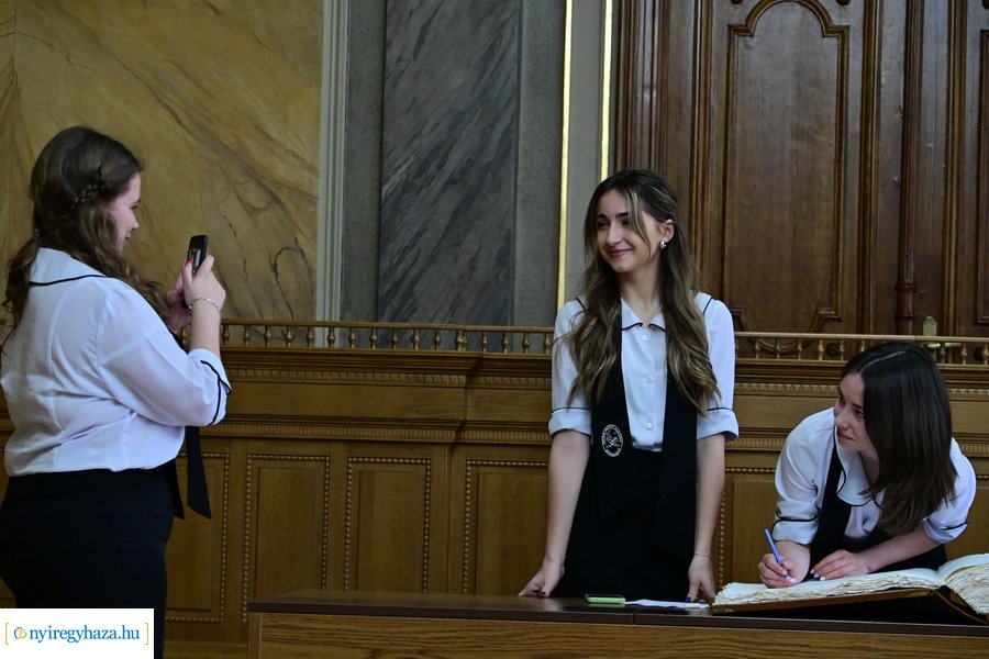 Ballagók Kapcsos Könyve 2024