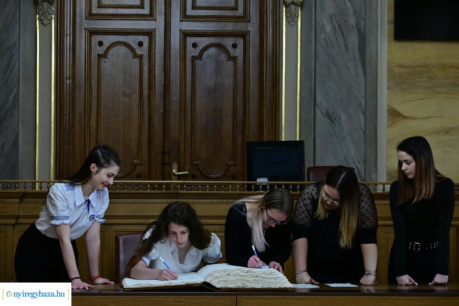 Ballagók Kapcsos Könyve 2024