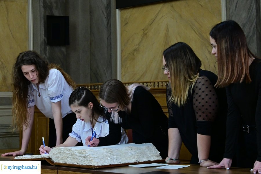 Ballagók Kapcsos Könyve 2024