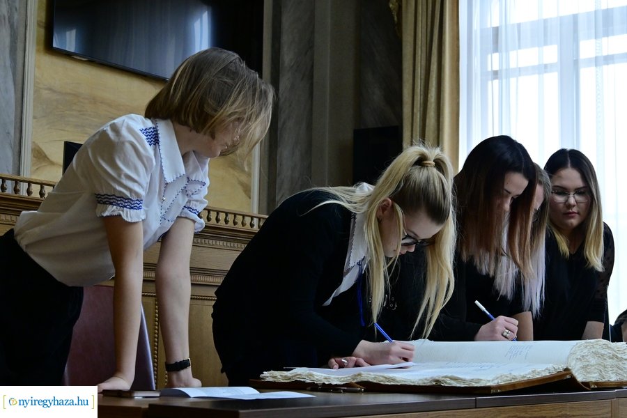 Ballagók Kapcsos Könyve 2024