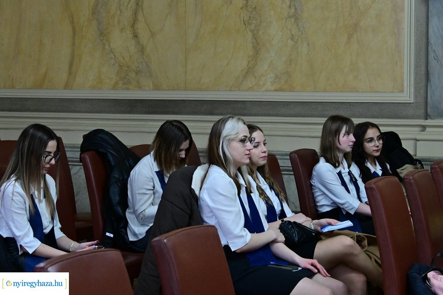 Ballagók Kapcsos Könyve 2024