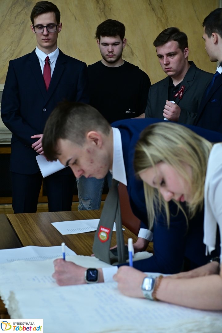 Ballagók Kapcsos Könyve 2025