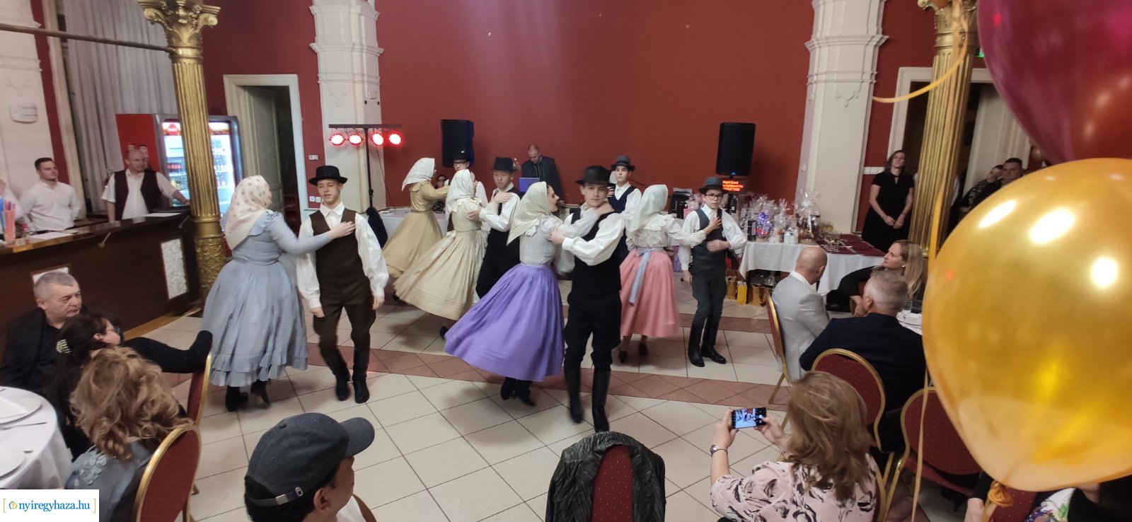 Báloztak a Móra Ferenc Általános Iskolában