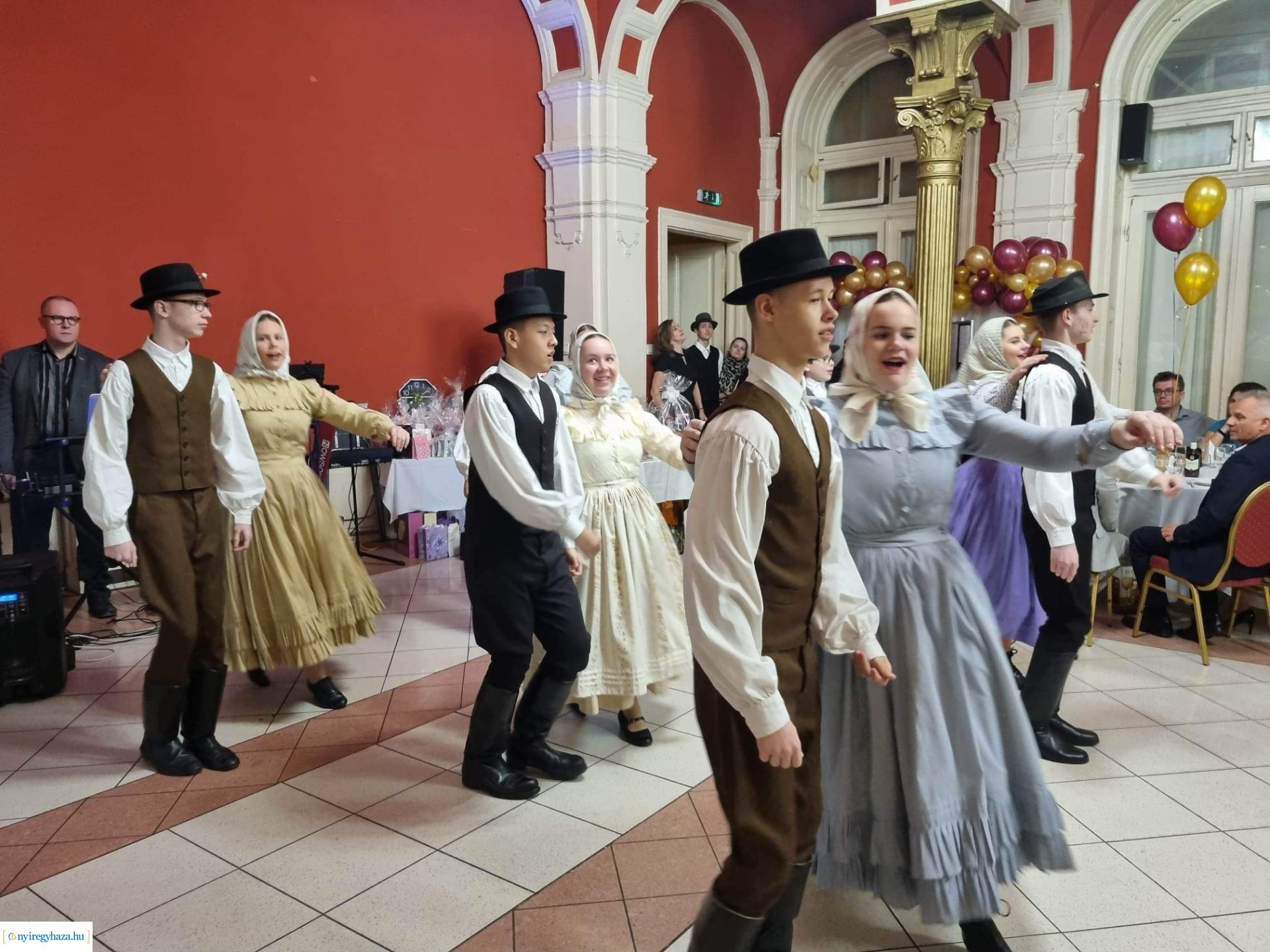 Báloztak a Móra Ferenc Általános Iskolában