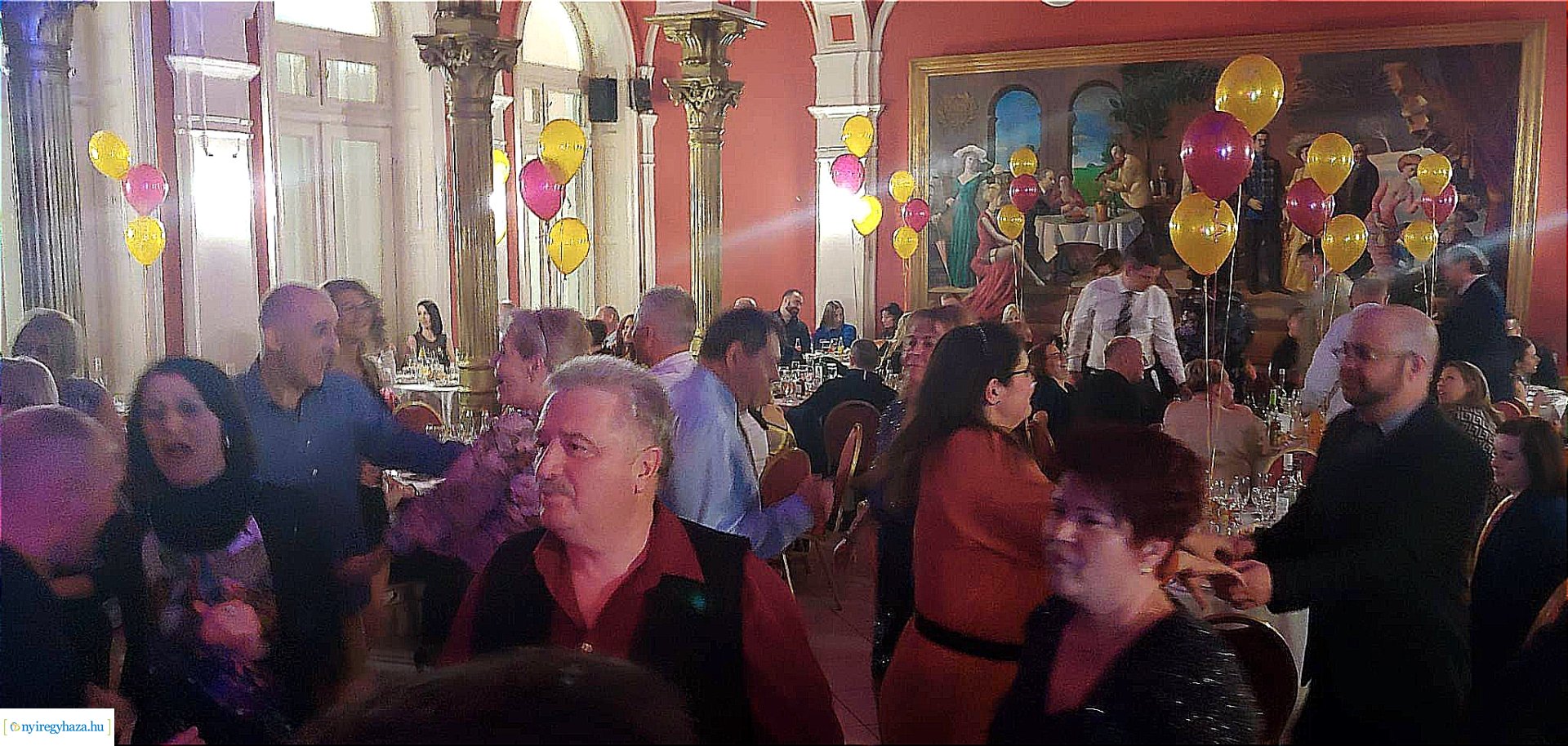 Báloztak a Móra Ferenc Általános Iskolában