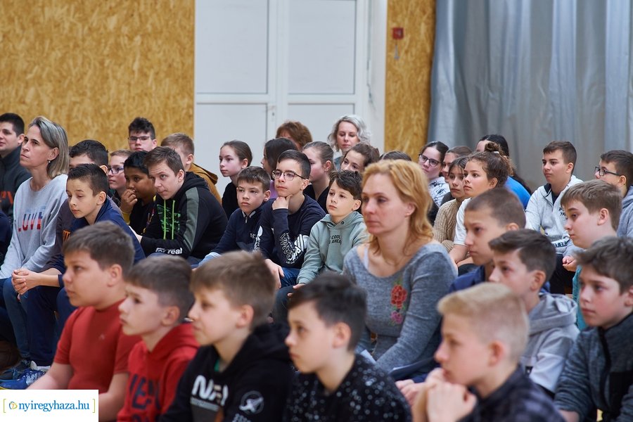 Barátságban a méhekkel a kertvárosi iskolában