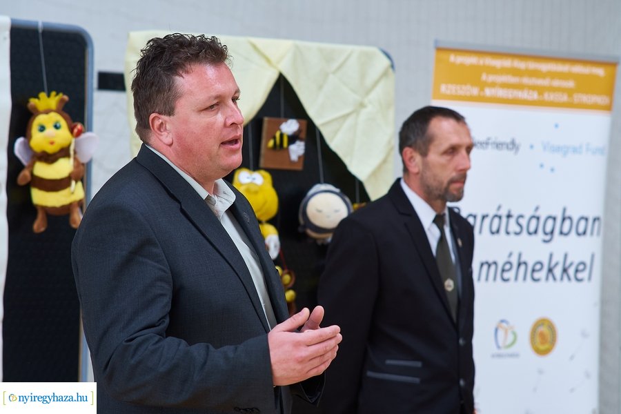 Barátságban a méhekkel a kertvárosi iskolában