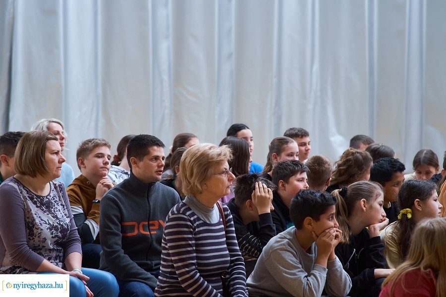 Barátságban a méhekkel a kertvárosi iskolában