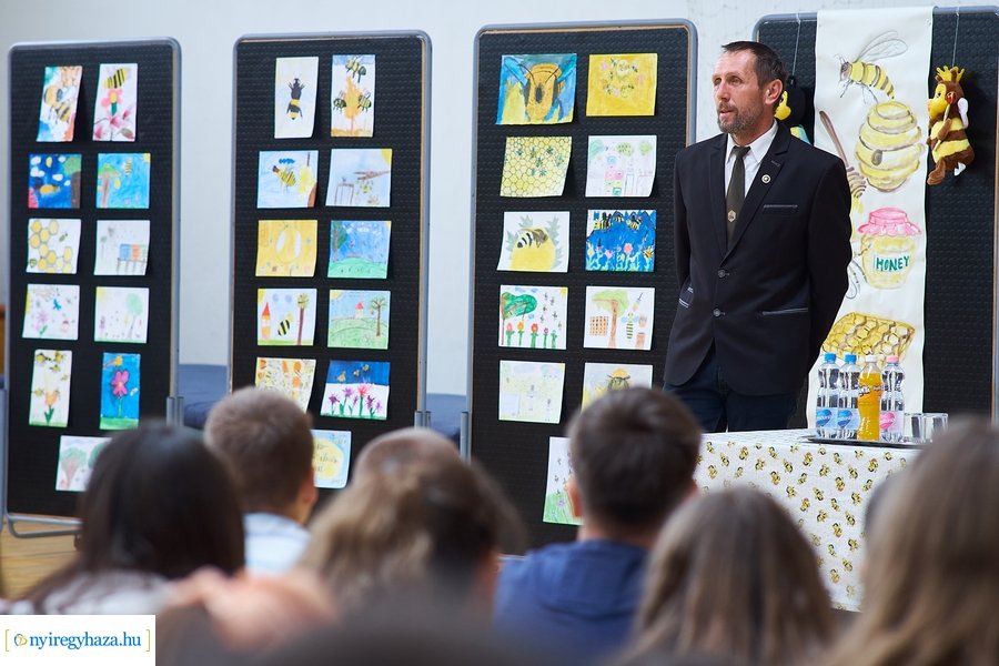 Barátságban a méhekkel a kertvárosi iskolában