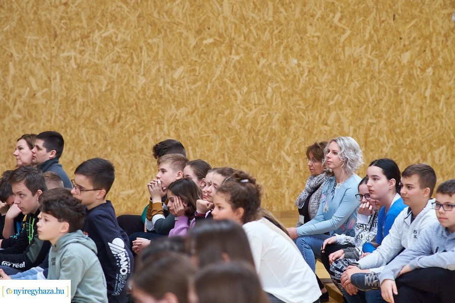 Barátságban a méhekkel a kertvárosi iskolában