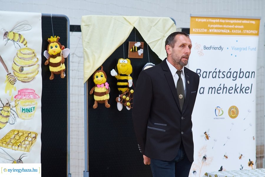 Barátságban a méhekkel a kertvárosi iskolában