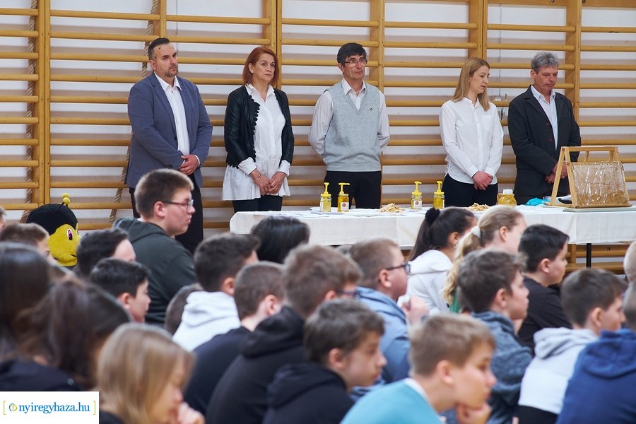 Barátságban a méhekkel a kertvárosi iskolában