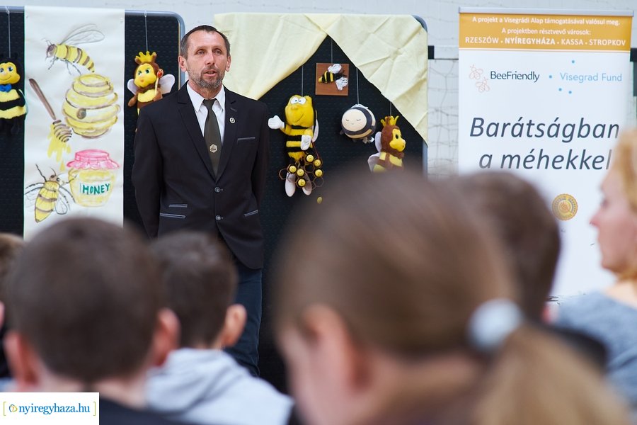 Barátságban a méhekkel a kertvárosi iskolában