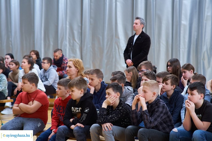 Barátságban a méhekkel a kertvárosi iskolában