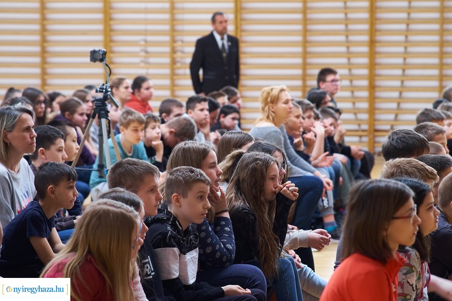 Barátságban a méhekkel a kertvárosi iskolában