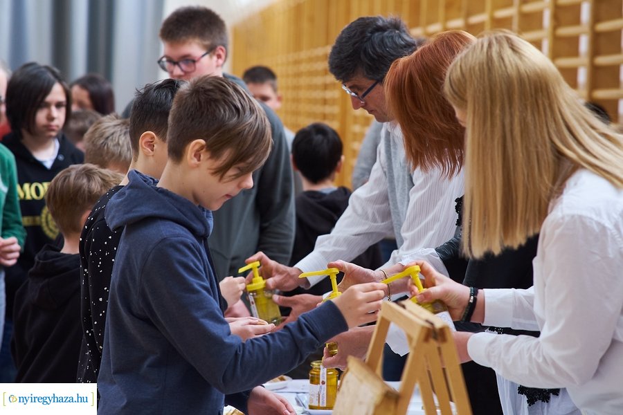 Barátságban a méhekkel a kertvárosi iskolában