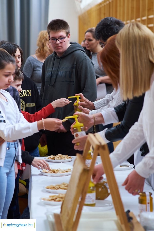 Barátságban a méhekkel a kertvárosi iskolában