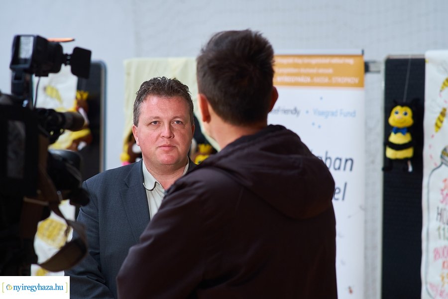 Barátságban a méhekkel a kertvárosi iskolában