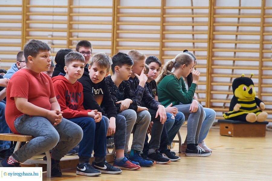 Barátságban a méhekkel a kertvárosi iskolában