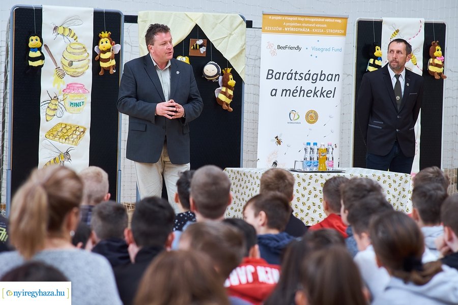 Barátságban a méhekkel a kertvárosi iskolában