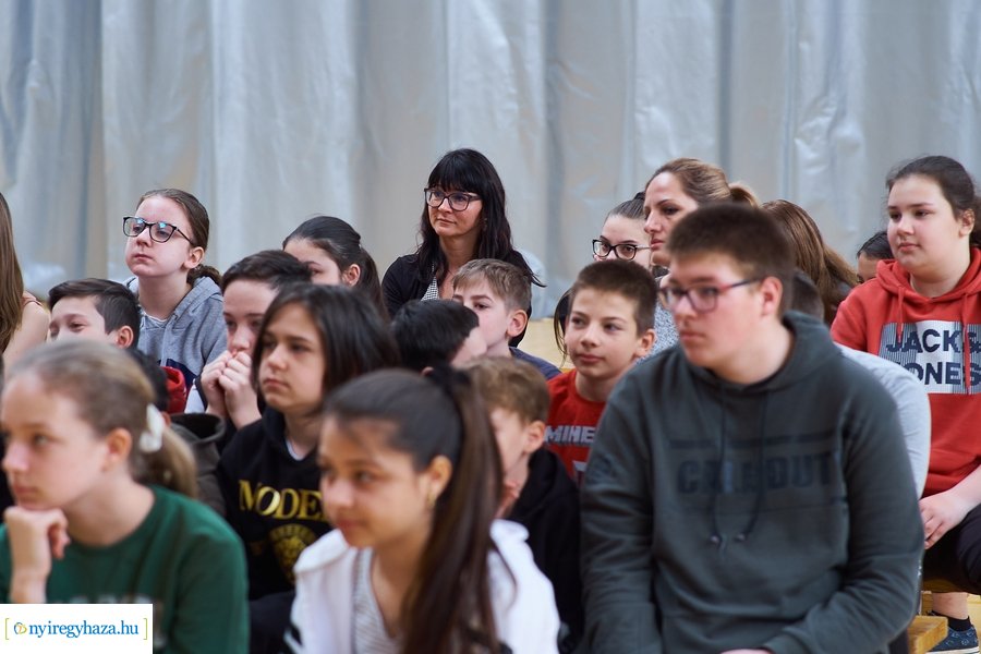 Barátságban a méhekkel a kertvárosi iskolában